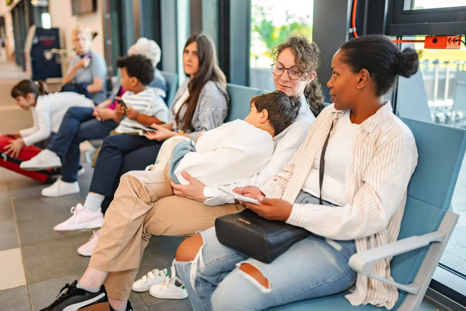 passageiros de diversas origens à espera do voo na sala de embarque do aeroporto