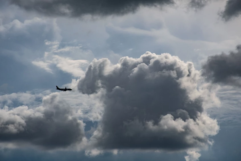 avião easyJet nas nuvens