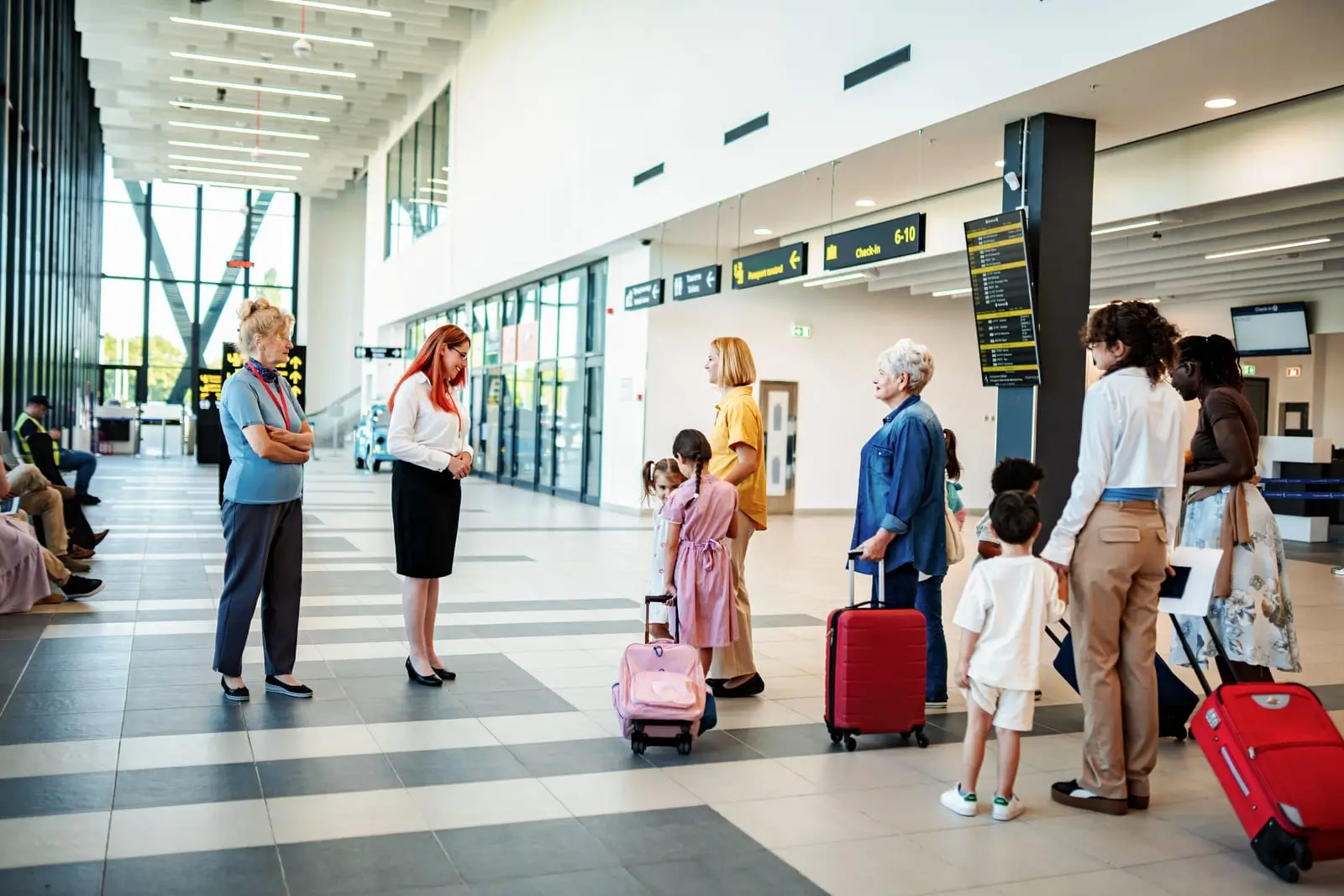 passageiros com crianças à espera no terminal do aeroporto para o check-in