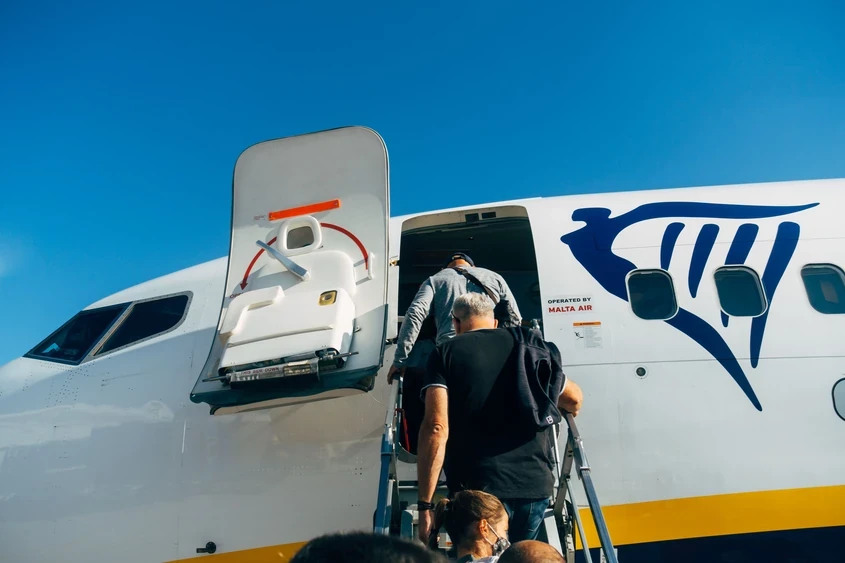 Passageiros a embarcar num avião da Ryanair