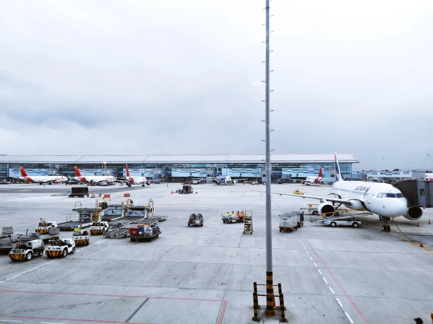 Plataforma de aeroporto com aviões em operação