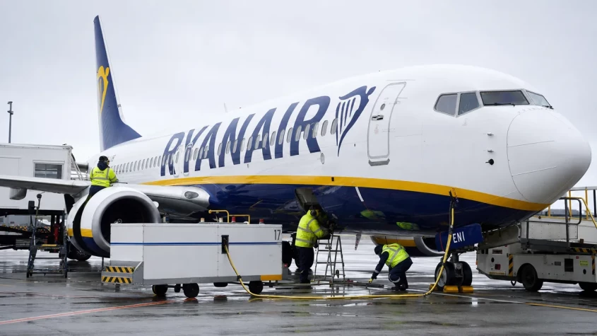 Ryanair flygplan med tekniker vid inspektion