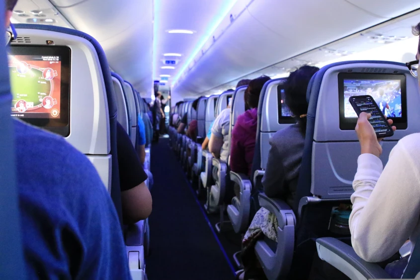 Passagiers in de cabine tijdens een vlucht