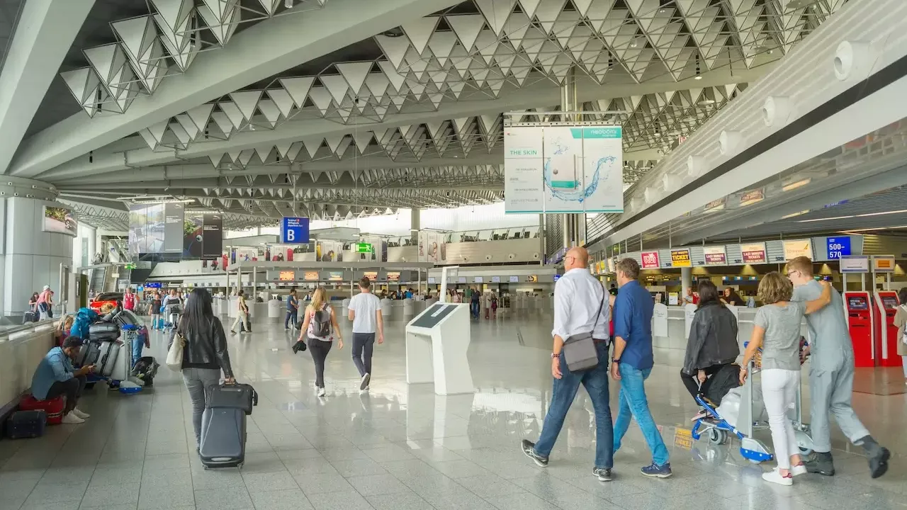 Flughafen Frankfurt: Aktuelle Wartezeiten, Verspätungsstatistiken und praktische Tipps