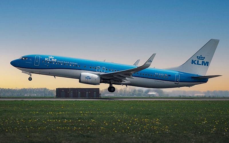 Imagine cu un avion KLM pe punct de decolare