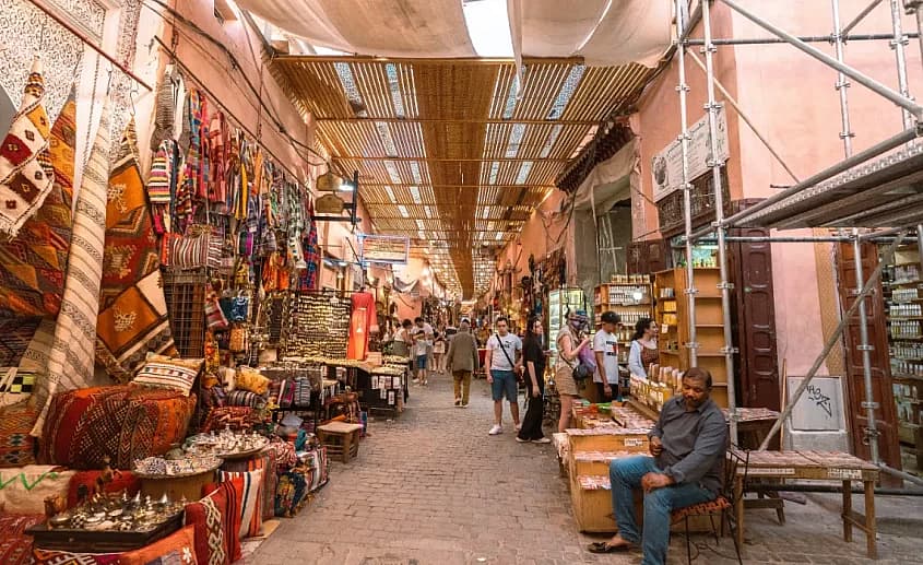 Souk ensoleillé à Marrakech