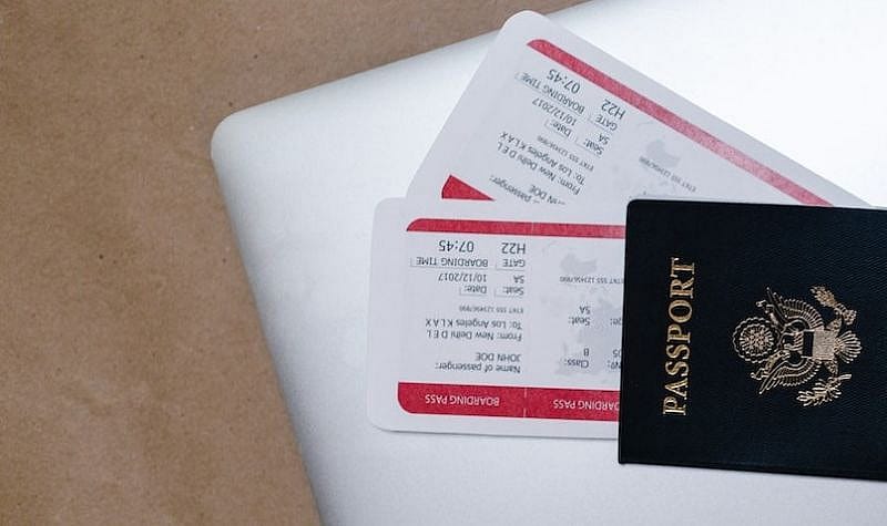 Ausweis und Flugtickets