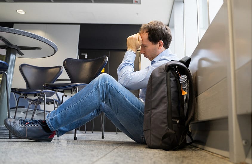 Pasajero pensando cómo presentar una queja a Iberia tras una cancelación