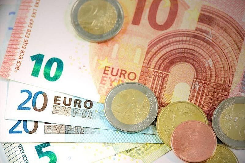 Genrebild över eurosedlar och mynt i olika valörer