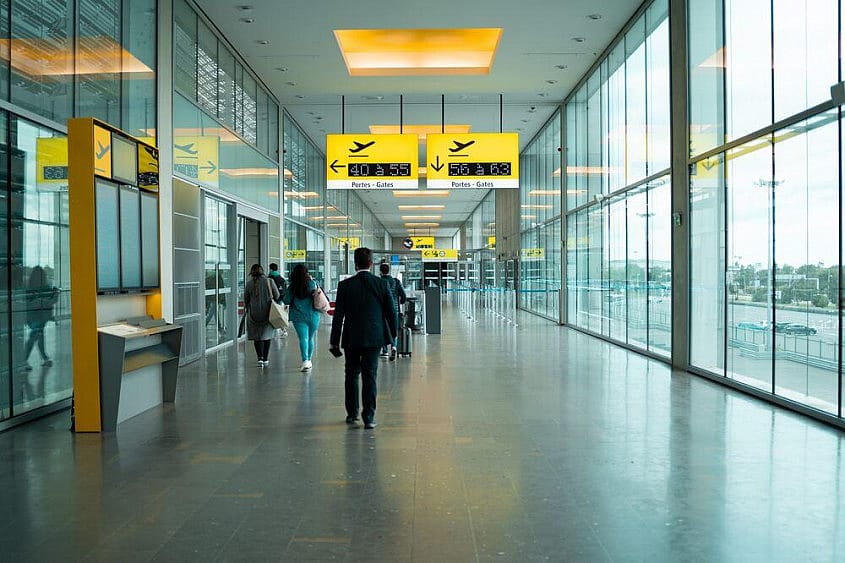 Pasageri aerieni în așteptarea unui zbor alternativ pentru un zbor anulat FlyOne