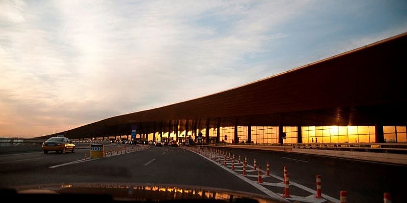 Zufahrtsstraße zum größten Flughafen der Welt Beijing Daxing