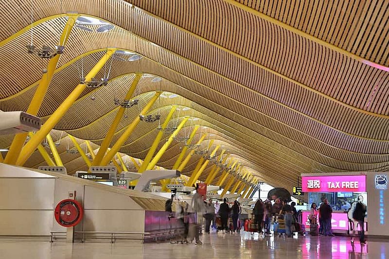 Terminal del aeropuerto Adolfo Suárez Madrid Barajas casi vacía debido a los vuelos cancelados
