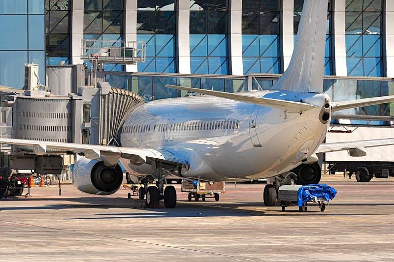Aeronave parada en el aeropuerto debido a la huelga de aviones