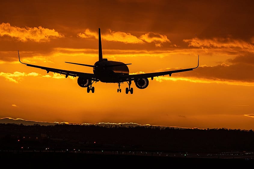 avion pe cerul galben