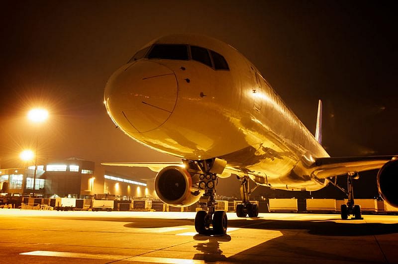 Avión parado en la pista del aeropuerto debido a los vuelos cancelados en Barajas