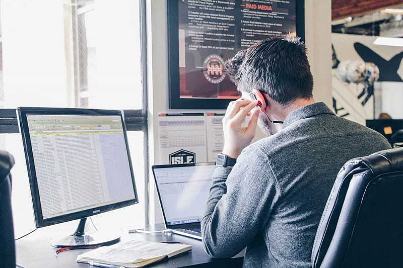 Pasajero afectado buscando las hojas de reclamaciones para una agencia de viajes online