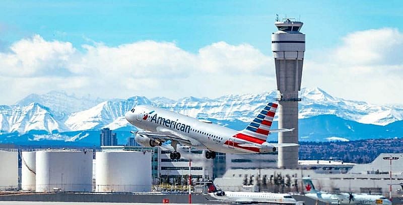 Avión despegando y torre de control de los vuelos