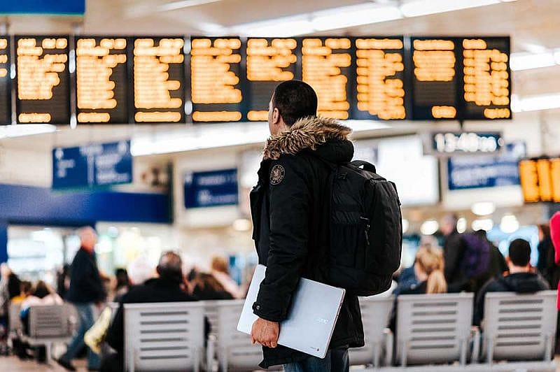 Joven pensando en una posible indemnización por desvío de vuelo por meteorología adversa