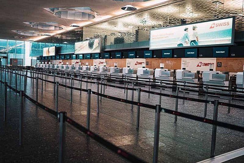 Mostradores de facturación vacíos tras cancelación de vuelo por huelga