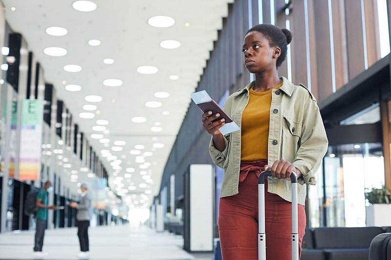 Pasajera en el aeropuerto preguntándose qué hacer si cancelan tu vuelo por huelga de aerolíneas