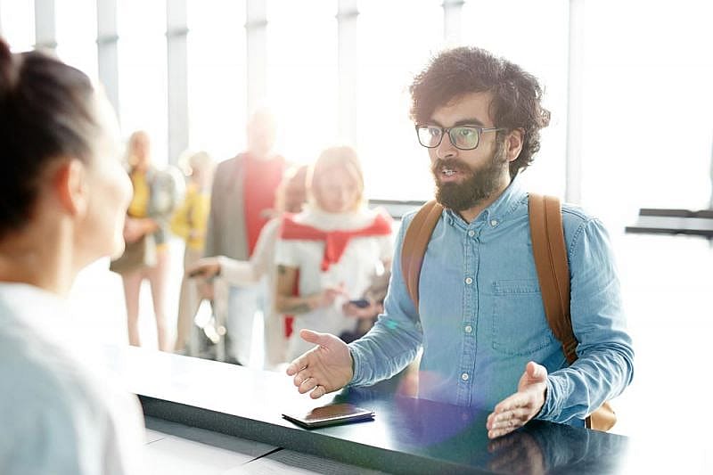 Pasajero discute con una empleada del aeropuerto para pedir a Canaryfly el reembolso del billete