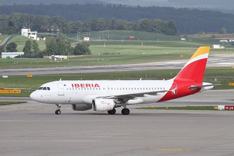 En genrebild över ett Iberia Air flygplan som står parkerad på flygplatsen
