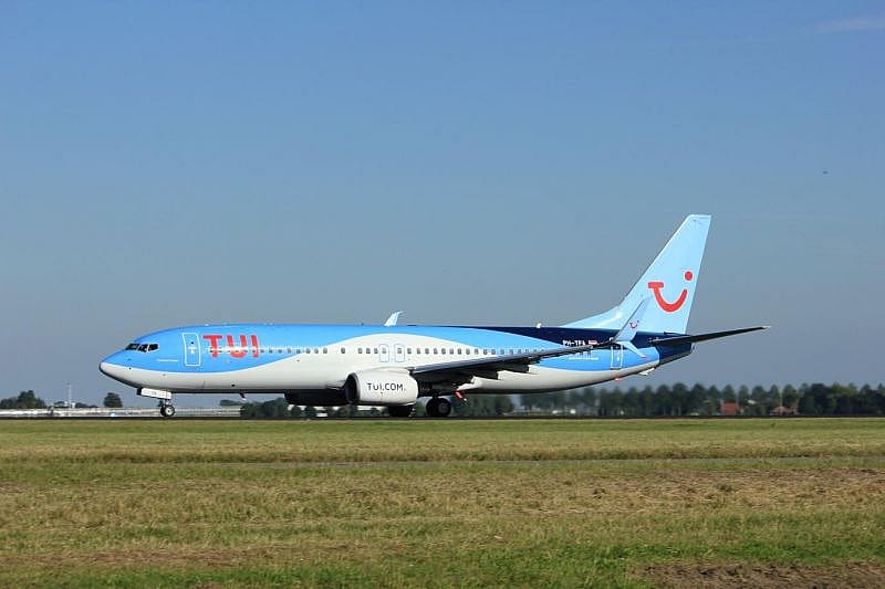 Avion TUI pe pista de decolare