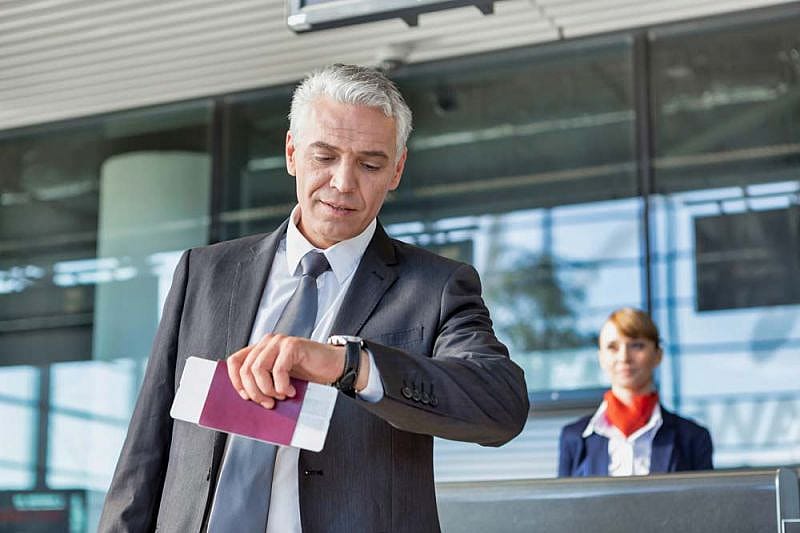 Viajero calculando cuanto tiempo antes hay que estar en el aeropuerto