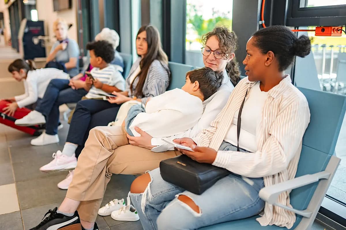 passageiros de diversas origens à espera do voo na sala de embarque do aeroporto