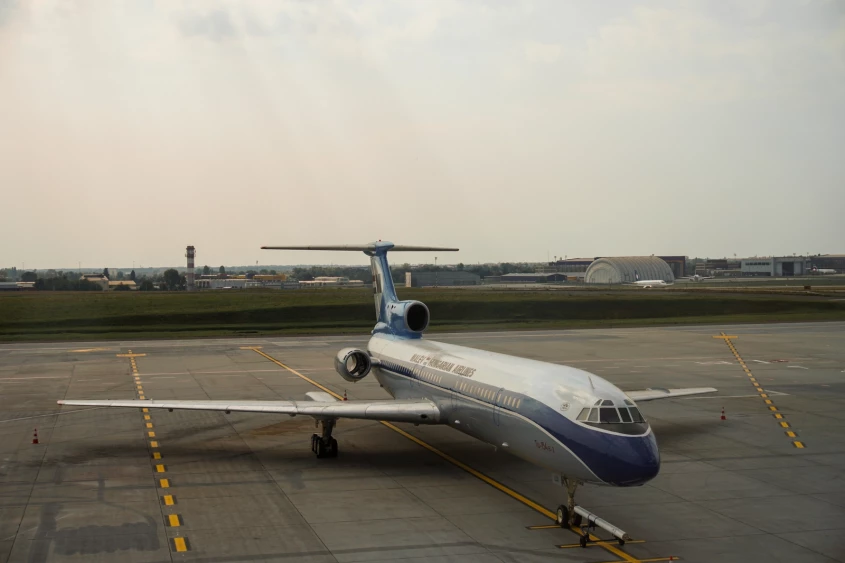 um avião na pista do aeroporto de budapeste