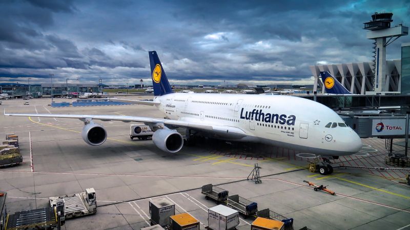 Aereo Lufthansa sulla pista di atterraggio