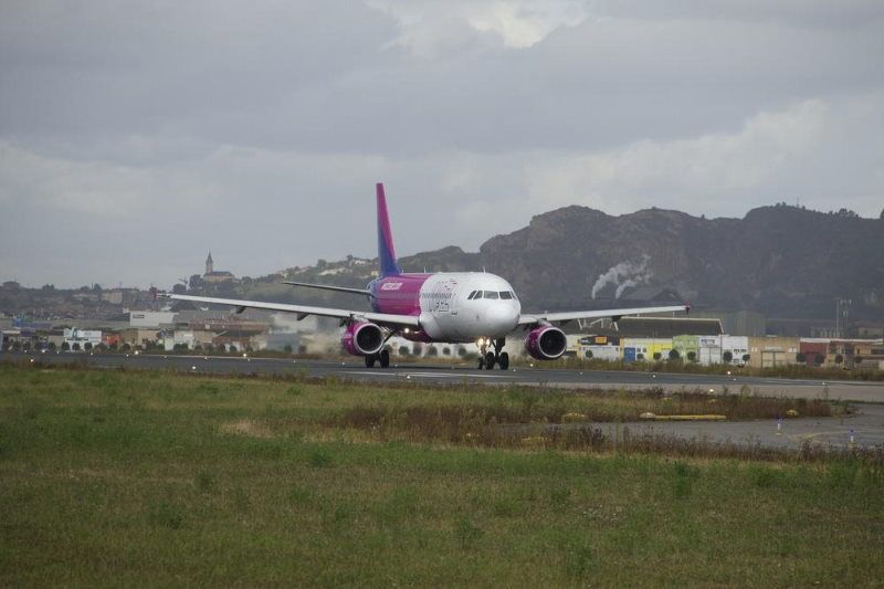 Aereo Wizz Air che atterra