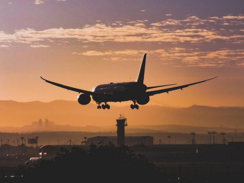 Aereo che atterra al tramonto