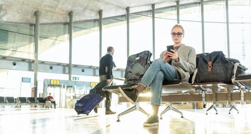 o femeie blocată în aeroport deoarece zborul Animawings a fost anulat sau întârziat