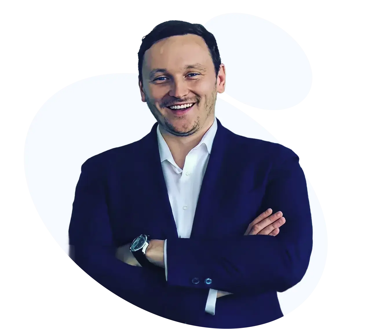 Anton Radchenko, fundador da AirAdvisor, sorrindo em um terno azul-marinho com os bra&ccedil;os cruzados