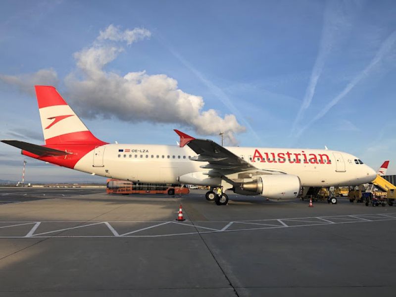 Un avion Austrian Airlines la aeroport cu întârziere