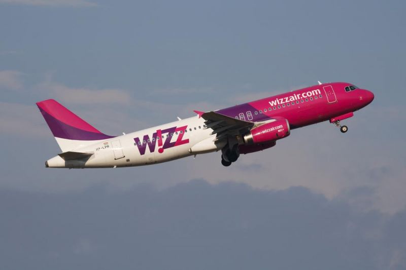 Pasageri care așteaptă la coadă în aeroport un zbor întârziat Wizz Air și Wizz Air claim.