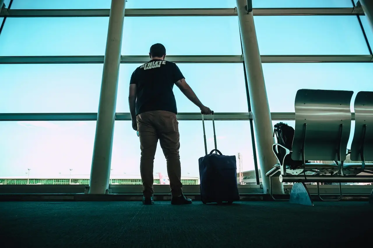 en man med sin resväska på en flygplats