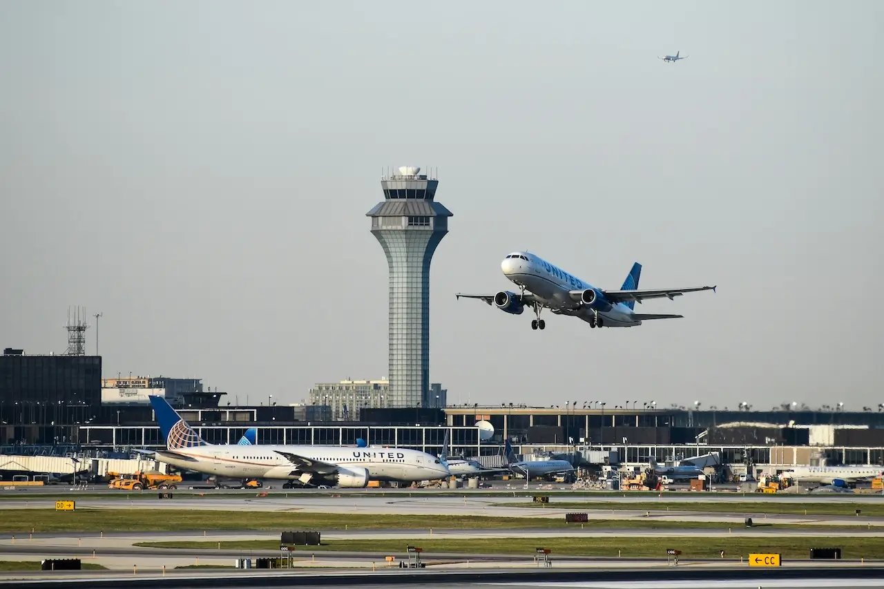 United plane landing at Chicago O'Hare International Airport
