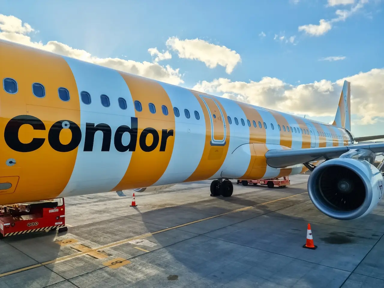 Condor vliegtuig op de luchthaven, klaar voor vertrek bij helder weer