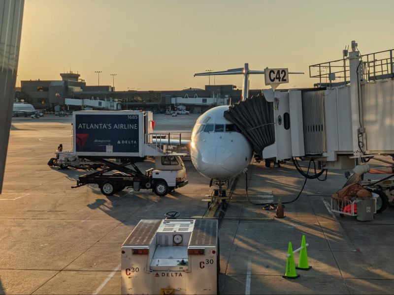 Delta airplane jet bridge for boarding