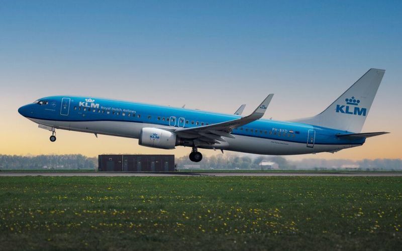 Un avion KLM pe punctul de decolare