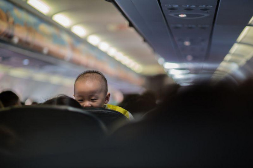 Ett barn som tittar på andra resenärer