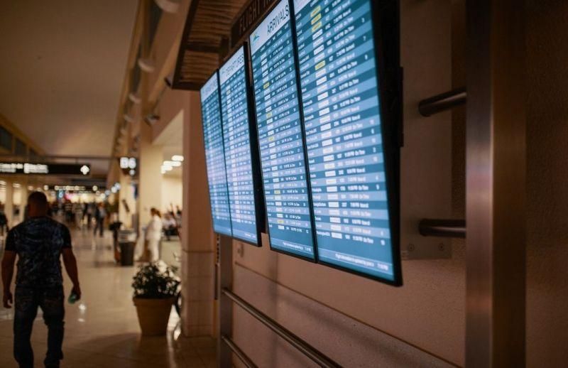 Genrebild över flera skärmar vilka återfinns installerade på en flygplats