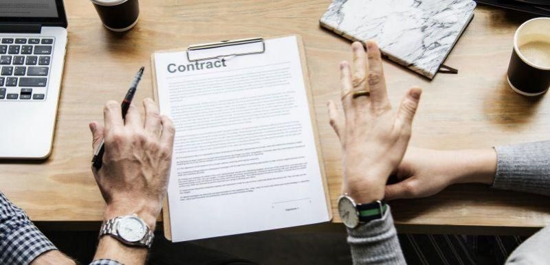 Genrebild över en kontrakt där två parter ingår ett avtal
