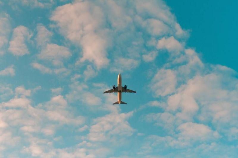 Genrebild över ett passagerarflygplan i luften