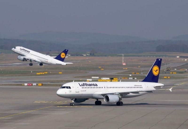 Genrebild över två flygplan, där ena lyfter medan den andra står kvar på marken