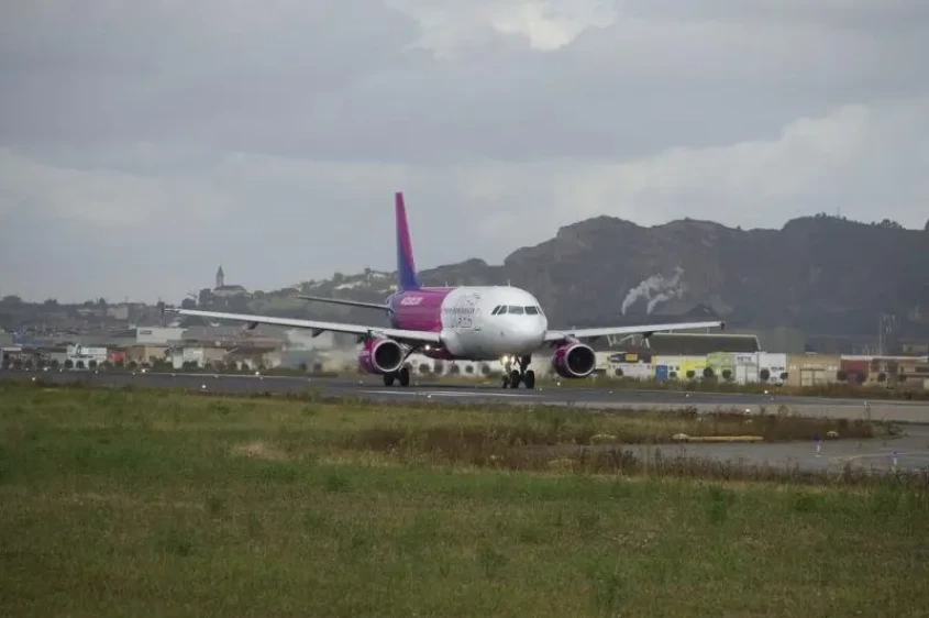 Genrebild över ett Wizz Air passagerarplan redo att lyfta från en flygplats