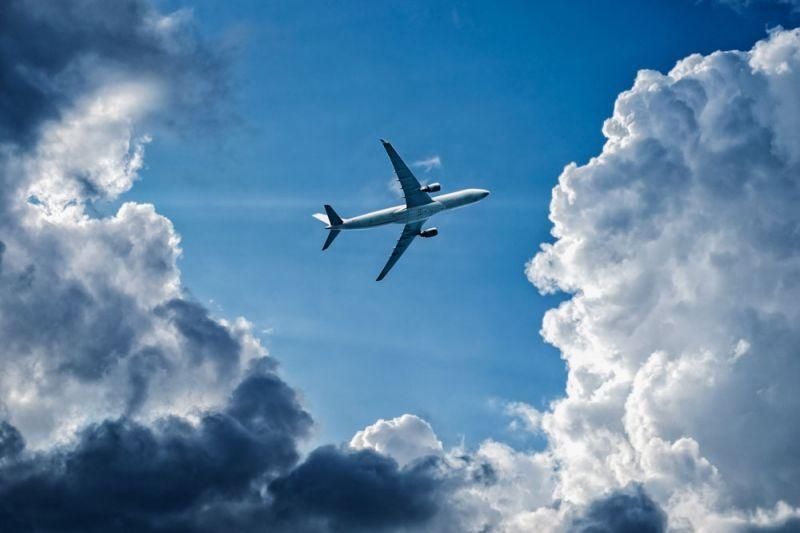 Genrebild över ett flygplan som befinner sig i luften bland molnen