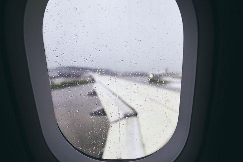 Genrebild över ett regnigt flygplansfönster